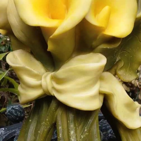 Gorgeous Bunch of Yellow Calla Lilies Flower Sculped Resin Vase/Holder - Picture 8 of 12
